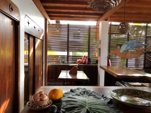- une cuisine avec une table et de la nourriture dans l'établissement Casa Love, à Sayulita