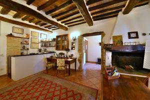 a kitchen and dining room with a table and a fireplace at Agriturismo Sasso Rosso in Capodacqua
