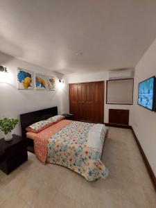 RodaderoにあるApartamento VISTA AZUL RODADERO LAURELES 801のベッドルーム1室(ベッド1台付)、壁にチョークボードが備わります。