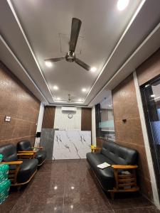 une salle d'attente avec des fauteuils en cuir noir et un plafond dans l'établissement THE PARK AVENUE HOTEL - Business Class Hotel Near Central Railway Station Chennai Periyamet, à Chennai