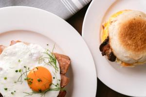 um prato de comida com um ovo e uma sanduíche em Austin Marriott Downtown em Austin