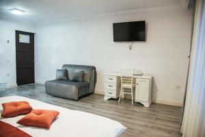 a bedroom with a bed and a chair and a desk at Casa Munty in Orlat