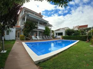 a house with a swimming pool in the yard at Luxury Apartment 4 Bedrooms Pool in Marisol in Corroios