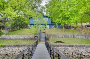 Κήπος έξω από το Private Dock Waterfront Gem on Lake of the Ozarks