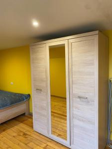 1 dormitorio con armarios de madera y 1 cama en Aņutas flat en Saldus