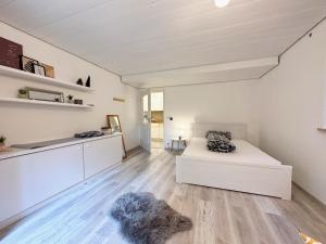 a white room with a bed and a kitchen at Haus Anna in Fischen
