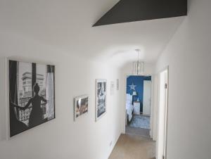 Zimmer mit weißen Wänden und Bildern an den Wänden in der Unterkunft Hen Gilfach in Llanrhwydrys