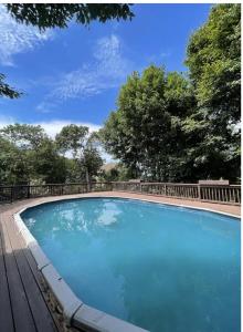 una gran piscina azul junto a una valla en Beachfront Mansion + Pool, 