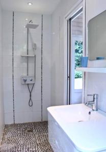 a bathroom with a sink and a shower with a mirror at Magnifique villa golf du Touquet in Le Touquet-Paris-Plage