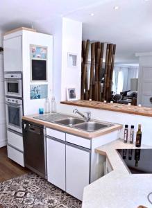 a kitchen with a sink and a stove at Magnifique villa golf du Touquet in Le Touquet-Paris-Plage