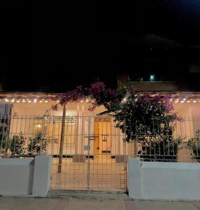 un cancello in ferro battuto con fiori e luci sopra di Casa Teresa Hotel a Cartagena de Indias