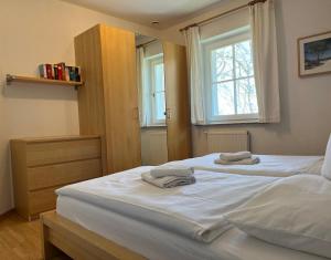 オストゼーバート・ディアーハーゲンにあるFerienhaus Mine Sehnsuchtのベッドルーム1室(ベッド2台、タオル付)