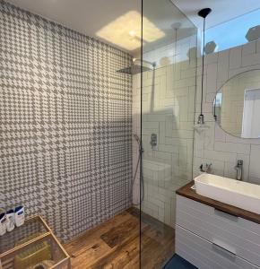 een badkamer met een wastafel en een douche bij Atlas AGUELMAM in Bine el Ouidane