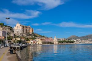 vista su un fiume con edifici su una collina di Raggio di Sole a Gaeta