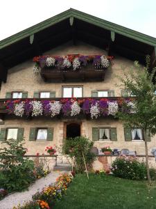 un edificio con cajas de flores en su lado en Haus Huber, Waltraud Huber, en Marquartstein