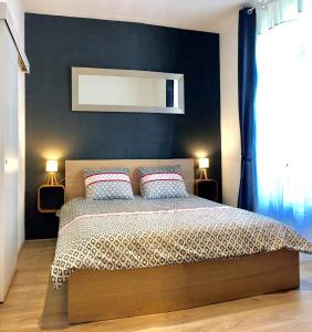 - une chambre dotée d'un lit avec un mur bleu dans l'établissement Appartement centre, Parking 100m, à Nantes