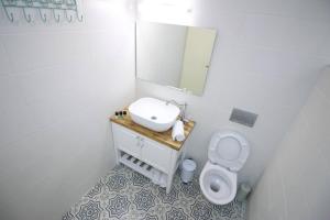 a bathroom with a sink and a toilet and a mirror at Appartement luxueux à Jérusalem - Katamon in Giv‘at Mordekhay