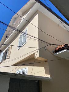 esquina de un edificio con ventanas y cables en Andrea House, en Berat