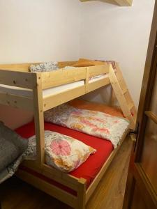 Sveti Jurij ob ŠčavniciにあるOaza miru v sožitju z naravoの木製の二段ベッド1組、二段ベッド2組が備わる客室です。