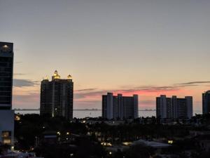 un perfil urbano al atardecer con edificios altos en Bernice 3bd2bth With Heated Pool Near Siesta Key!, en Sarasota
