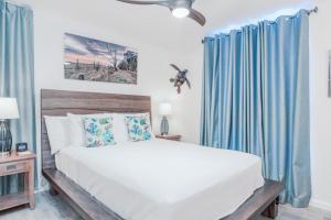 Postel nebo postele na pokoji v ubytování Waikoloa Ocean View Retreat E107 + 17 fotografií
