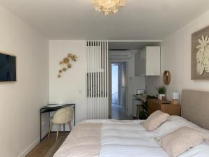 Postel nebo postele na pokoji v ubytování Les Suites de Vanves - Parc des expositions Porte de Versailles