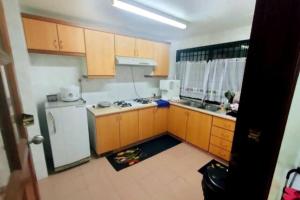 O bucătărie sau chicinetă la BC Homestay @ Equatorial Hill Apartment