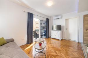 Μια τηλεόραση ή/και κέντρο ψυχαγωγίας στο Apartments Mirna Center & Beach