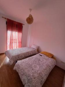 1 dormitorio con 2 camas individuales y ventana en Casa en Aguadulce Playa, en Aguadulce