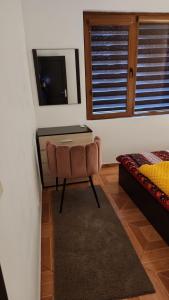 - une chambre avec un bureau, une chaise et une télévision dans l'établissement PANTELI APART HOUSE, à Aheloy
