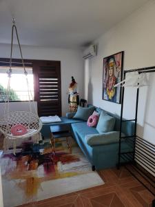 uma sala de estar com um sofá azul e um baloiço em PANTELI APART HOUSE em Aheloy