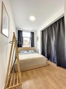 ブリュッセルにあるCosy Apartment Brussels - City Centerのベッドルーム1室(ベッド1台、木製のはしご付)