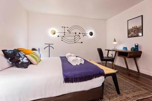 バルセロナにあるスイート イン アパートメンツ プラザ エスパ-ニャ フィラのベッドルーム1室(ベッド1台、デスク付)