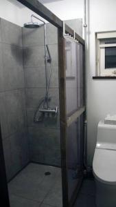 y baño con ducha y puerta de cristal. en Rusutu Ski Chalet - Six Bedrooms, BBQ, Lake Toya., en Rusutsu