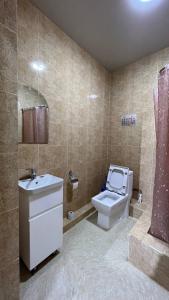 ein Bad mit einem WC und einem Waschbecken in der Unterkunft Hostel L&K in Yakkasaray
