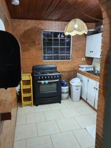 uma cozinha com um fogão preto numa cozinha em Casa de Campo, frente a la playa Skybluebyguanche em Colón
