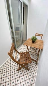 a wooden table and two chairs on a balcony at Apartamento Retama Laguna Centro in Las Lagunas