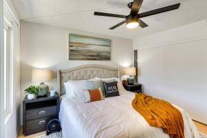 een slaapkamer met een bed en een plafondventilator bij Chic Sun Lakes Vacation Rental 9 Mi to Chandler! in Sun Lakes
