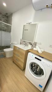 a bathroom with a washing machine and a sink at Apartamento Retama Laguna Centro in Las Lagunas