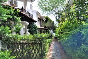 A garden outside Zennova #23 Nikiti Family Green Nest