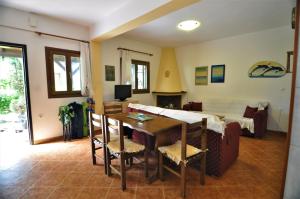 A seating area at Zennova #23 Nikiti Family Green Nest