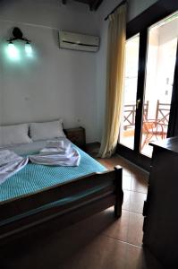 A bed or beds in a room at Zennova #23 Nikiti Family Green Nest