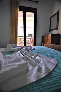 A bed or beds in a room at Zennova #23 Nikiti Family Green Nest