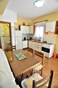 A kitchen or kitchenette at Zennova #23 Nikiti Family Green Nest
