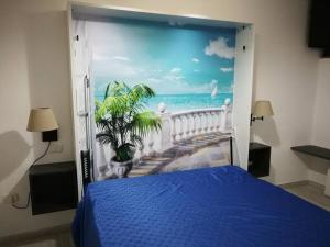um quarto com uma cama azul e vista para o oceano em CAMBUSA. em Acciaroli