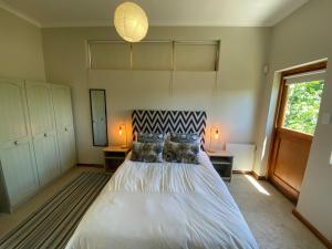 a bedroom with a large white bed in a room at Lovely Private room close to campus in Stellenbosch