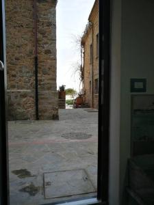 uma porta aberta de um edifício com uma rua vazia em CAMBUSA. em Acciaroli