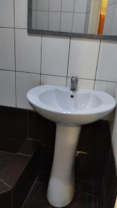 メリトポリにあるКвартираのバスルーム(鏡付き白い洗面台付)
