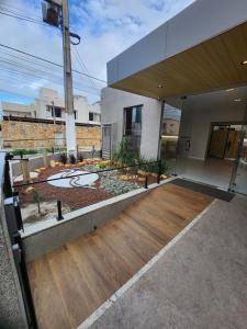 une maison avec une terrasse en bois dans la cour dans l'établissement Marezzi Hotel Aracaju, à Aracaju