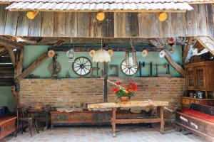RucărにあるCasa Tradițională Transilvăneanaのレンガの壁と花のテーブルが備わるお部屋